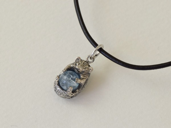 Hedgehog ball pendant Aquamarine leather cord necklace 第2張的照片