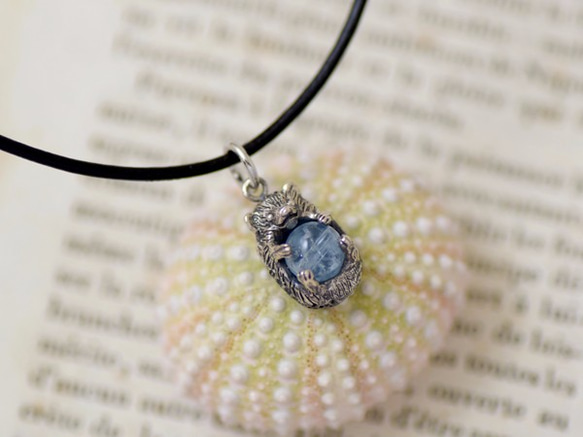 Hedgehog ball pendant Aquamarine leather cord necklace 第1張的照片