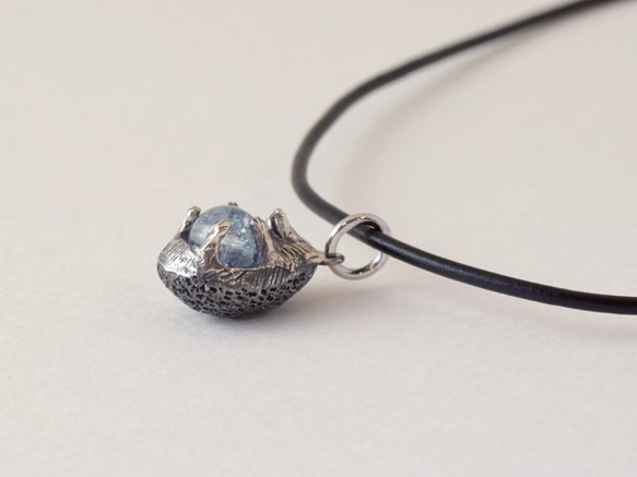 Hedgehog ball pendant Aquamarine leather cord necklace 第4張的照片