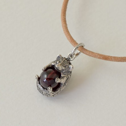 Hedgehog ball pendant garnet leather cord necklace 第2張的照片