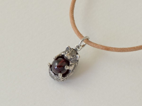 Hedgehog ball pendant garnet leather cord necklace 第2張的照片