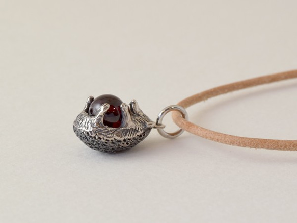 Hedgehog ball pendant garnet leather cord necklace 第4張的照片