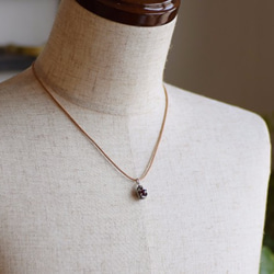 Hedgehog ball pendant garnet leather cord necklace 第5張的照片