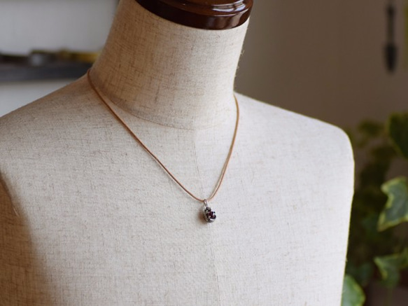 Hedgehog ball pendant garnet leather cord necklace 第5張的照片