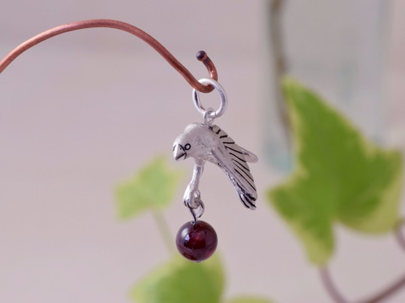 Java sparrow ball pendant garnet leather cord necklace 第1張的照片