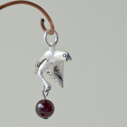 Java sparrow ball pendant garnet leather cord necklace 第2張的照片