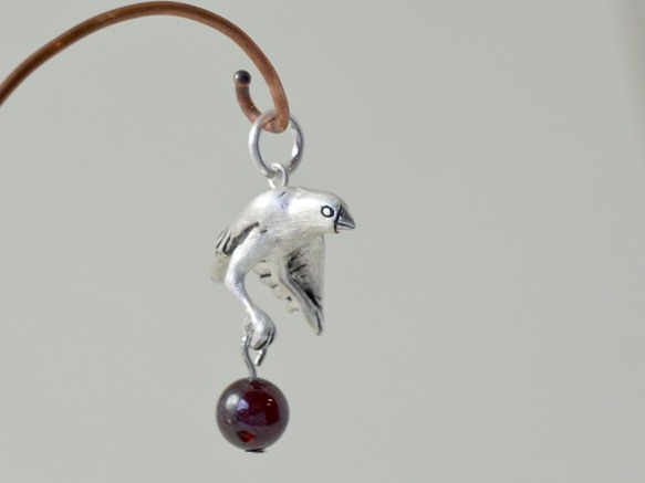 Java sparrow ball pendant garnet leather cord necklace 第2張的照片