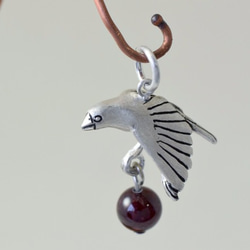 Java sparrow ball pendant garnet leather cord necklace 第3張的照片