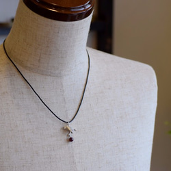 Java sparrow ball pendant garnet leather cord necklace 第4張的照片