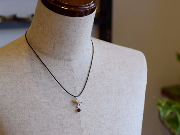 Java sparrow ball pendant garnet leather cord necklace 第4張的照片