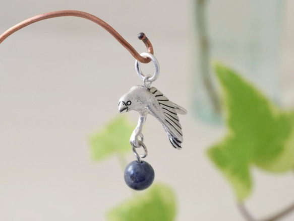 Java sparrow ball pendant Sapphire leather cord necklace 第1張的照片