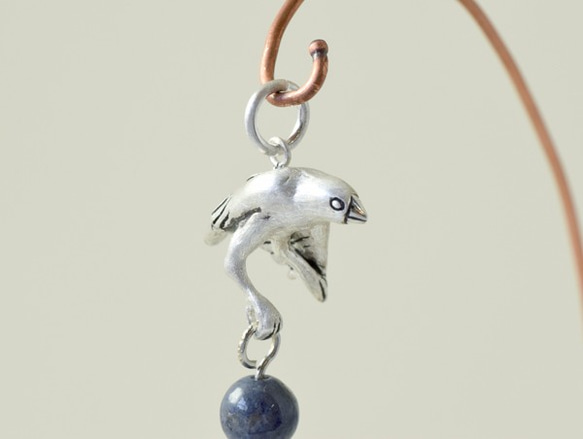 Java sparrow ball pendant Sapphire leather cord necklace 第2張的照片