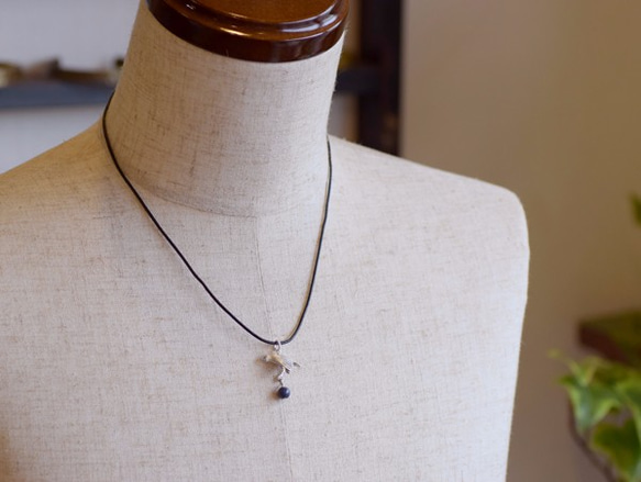 Java sparrow ball pendant Sapphire leather cord necklace 第4張的照片