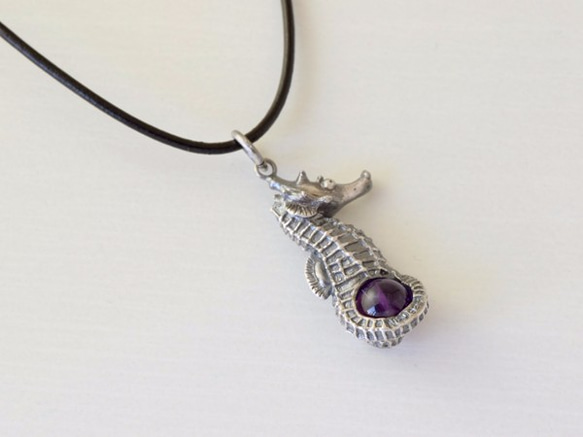 海馬球吊墜搭配紫水晶皮繩項鍊 第3張的照片