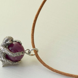 Sloth ball pendant Ruby leather cord necklace 第4張的照片