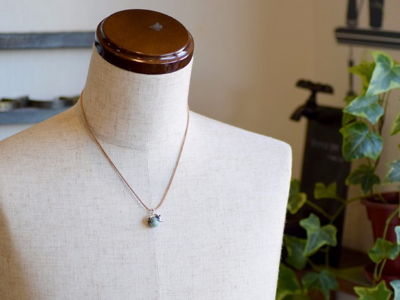 Panda ball pendant Emerald leather cord necklace 第5張的照片