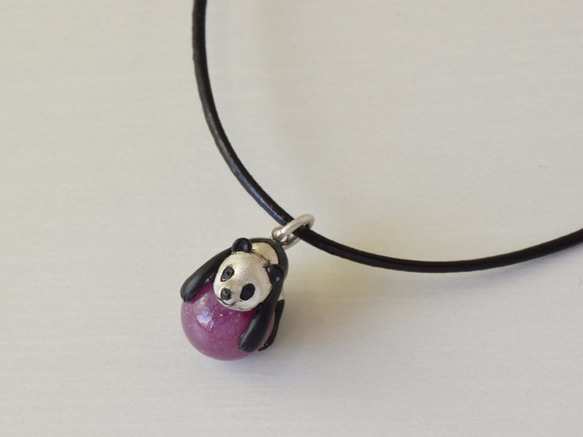 Panda ball pendant Ruby leather cord necklace 第2張的照片