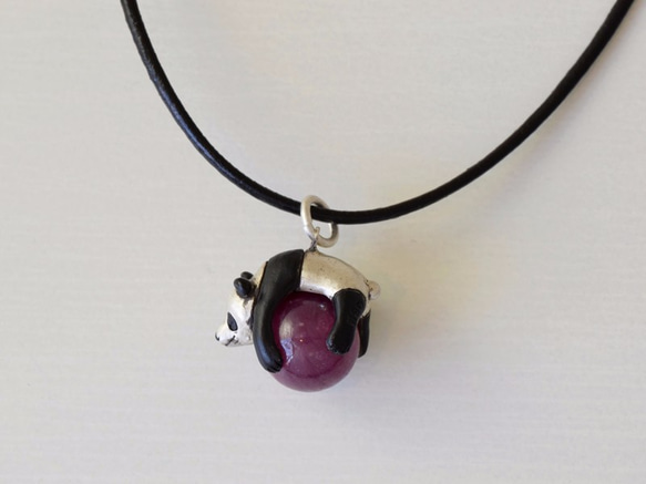 Panda ball pendant Ruby leather cord necklace 第3張的照片