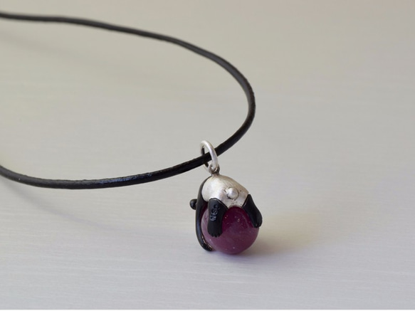 Panda ball pendant Ruby leather cord necklace 第4張的照片