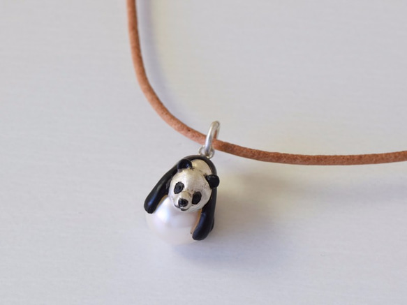 Panda ball pendant Pearl leather cord necklace 第2張的照片