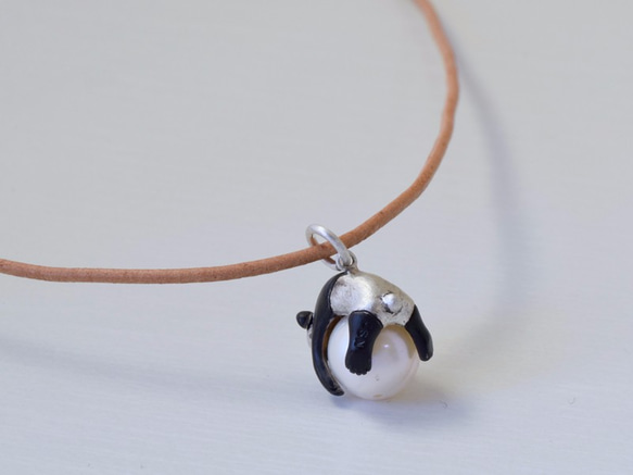 Panda ball pendant Pearl leather cord necklace 第4張的照片