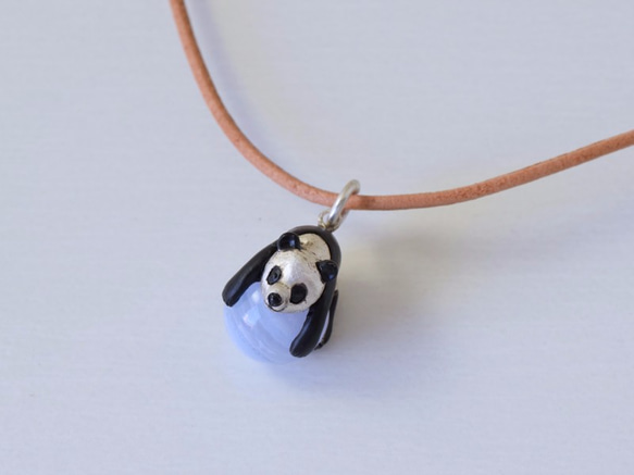 Panda ball pendant Blue lace Crystal leather cord necklace 第2張的照片