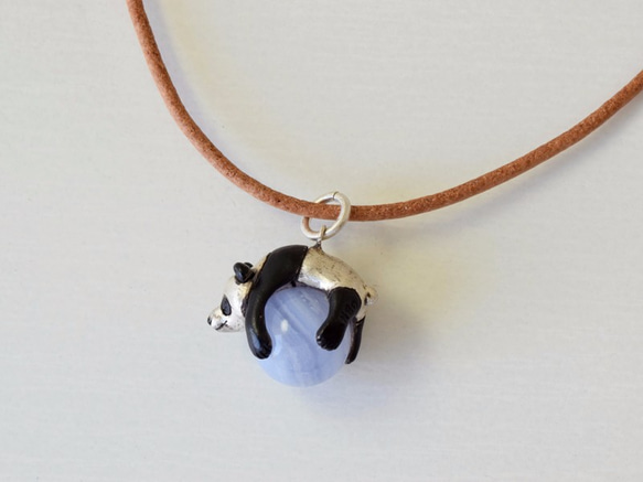 Panda ball pendant Blue lace Crystal leather cord necklace 第3張的照片