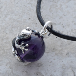 青蛙球吊飾搭配紫水晶皮繩項鍊 第1張的照片