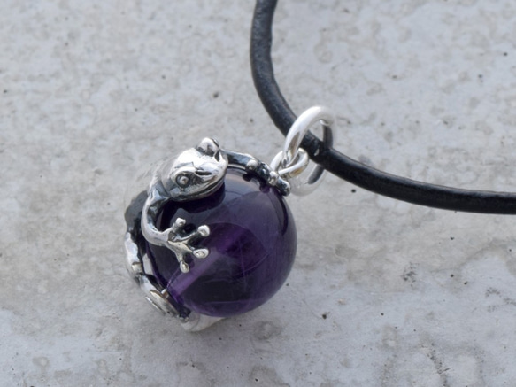 青蛙球吊飾搭配紫水晶皮繩項鍊 第1張的照片