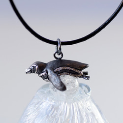 ペンギン玉ペンダント　クラック水晶　革ひもネックレス付き 1枚目の画像