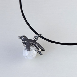 ペンギン玉ペンダント　クラック水晶　革ひもネックレス付き 2枚目の画像