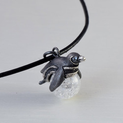 ペンギン玉ペンダント　クラック水晶　革ひもネックレス付き 3枚目の画像