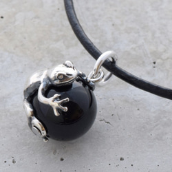 蛙(カエル)玉ペンダント　モリオン(黒水晶)　革ヒモネックレス付き 1枚目の画像