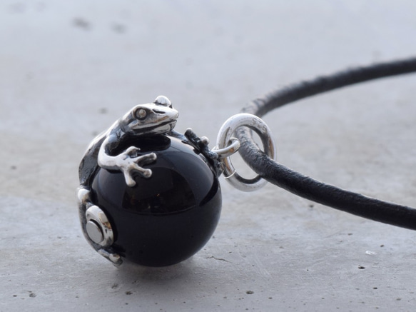蛙(カエル)玉ペンダント　モリオン(黒水晶)　革ヒモネックレス付き 4枚目の画像