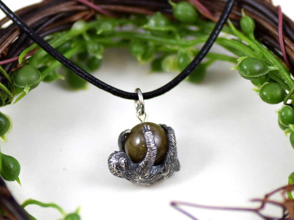 限定商品　スロ〜ライフなナマケモノ玉ペンダント　ブラウンルチルクォーツ 　革ヒモネックレス付き