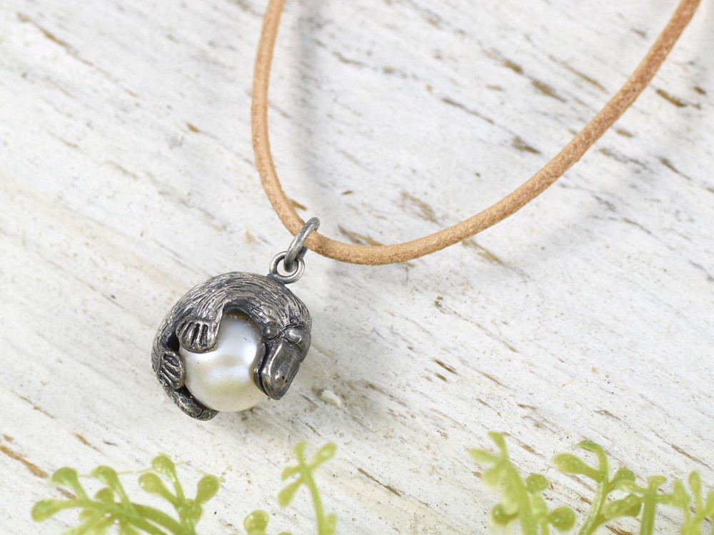 生きる化石！珍獣カモノハシ玉ペンダント　淡水パール　革ひもネックレス付き