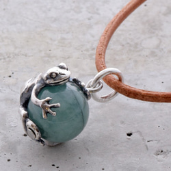 蛙(カエル)玉ペンダント　エメラルド 　革ヒモネックレス付き 1枚目の画像