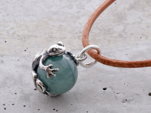蛙(カエル)玉ペンダント　エメラルド 　革ヒモネックレス付き 1枚目の画像