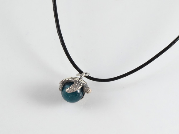 限量版幸福海龜球吊墜，配藍綠色磷灰石皮革錶帶項鍊 第2張的照片