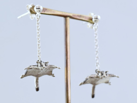 滑空モモンガのピアス イヤリング変更可 ピアス（その他） アウトプッ