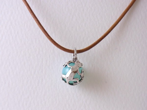 Gecko ball pendant Sea blue chalcedony leather cord necklace 第2張的照片