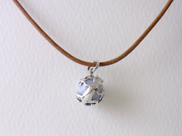 Gecko ball pendant blue lace leather cord necklace 第2張的照片