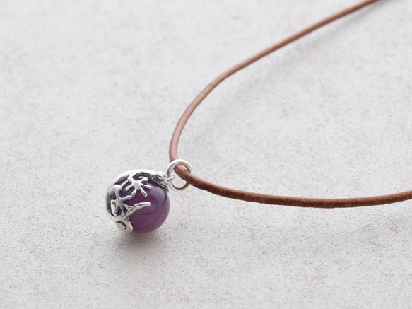 Gecko ball pendant ruby leather cord necklace 第4張的照片