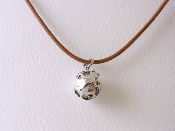Gecko ball pendant freshwater pearl leather cord necklace 第3張的照片