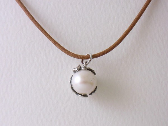 Gecko ball pendant freshwater pearl leather cord necklace 第2張的照片