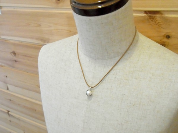 Gecko ball pendant freshwater pearl leather cord necklace 第4張的照片