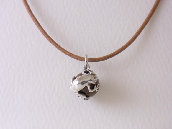 Frog ball pendant bronzite leather cord necklace 第2張的照片