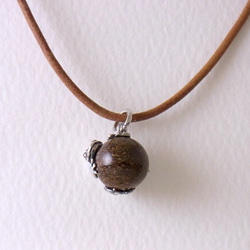 Frog ball pendant bronzite leather cord necklace 第3張的照片