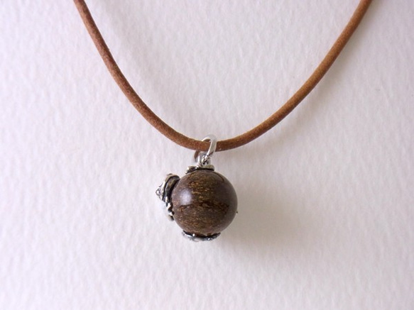 Frog ball pendant bronzite leather cord necklace 第3張的照片