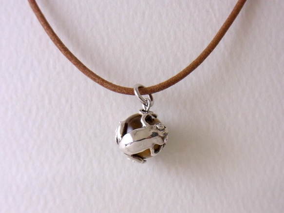 Frog ball pendant Tiger Eye leather cord necklace 第2張的照片